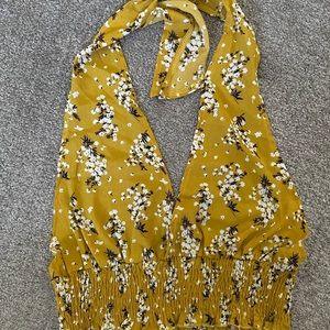 Beautiful crop top 🤩💛💛💛